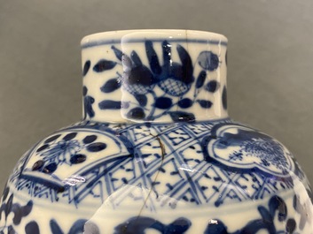 Een Chinees blauw-wit vijfdelig kaststel met pauwen, Kangxi merk, 19e eeuw